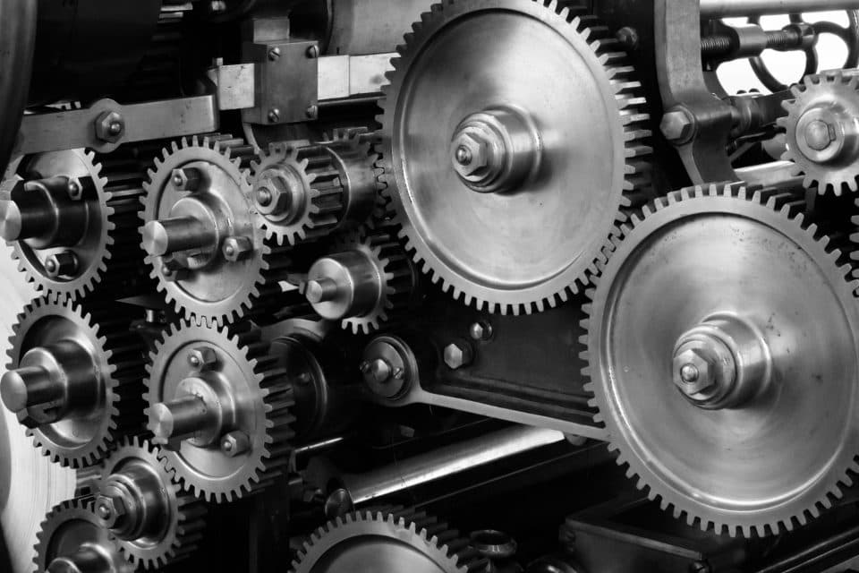 Trem de engrenagens de aço engrenadas no acionamento de uma máquina industrial