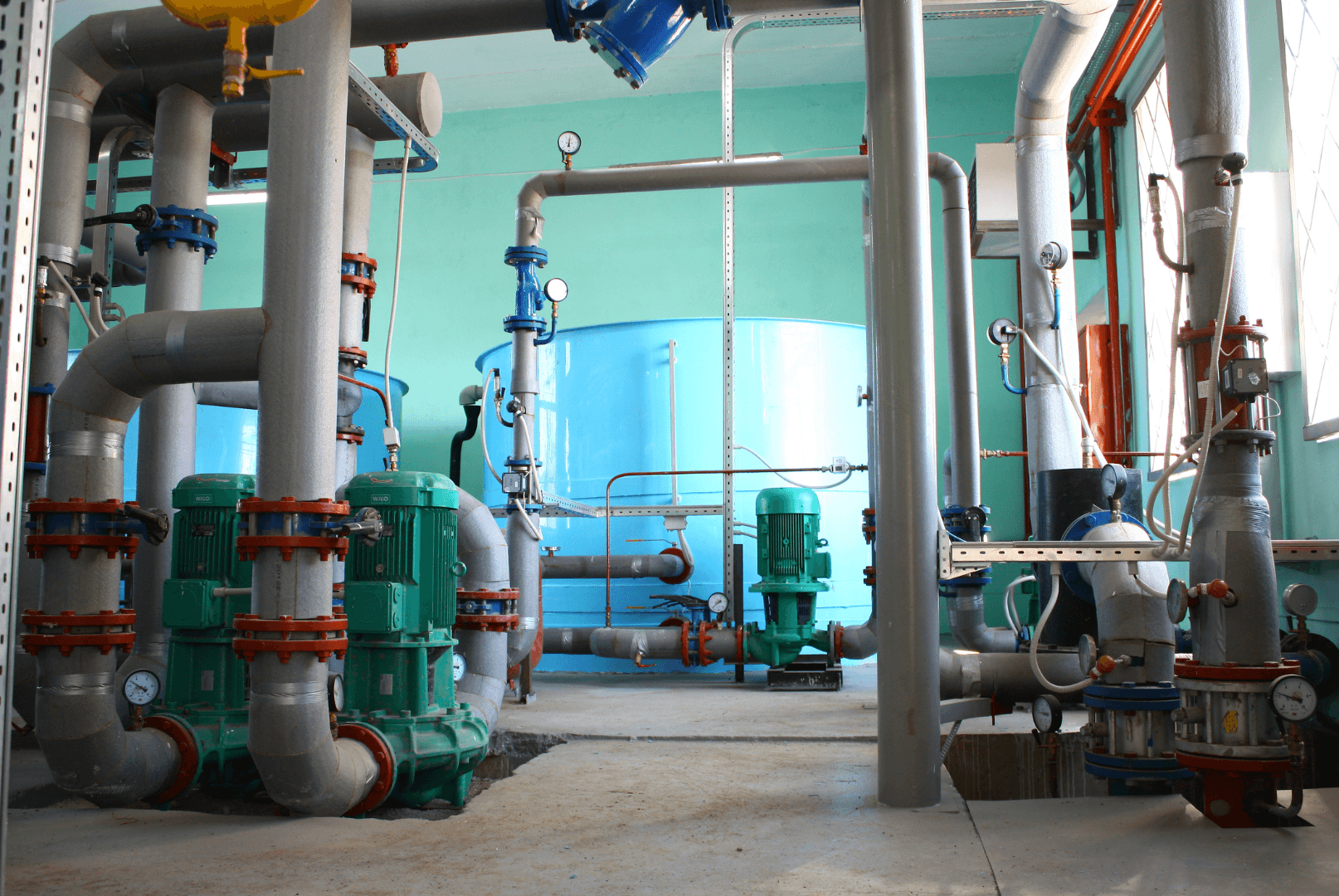 Conjunto de bombas verticais e tubulação isolada de um sistema de bombeamento