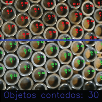 Quadro de um sistema de visão contando tubos empilhados: cada tubo recebe um identificador e uma linha de corte separa o que já foi contado do que ainda não foi.