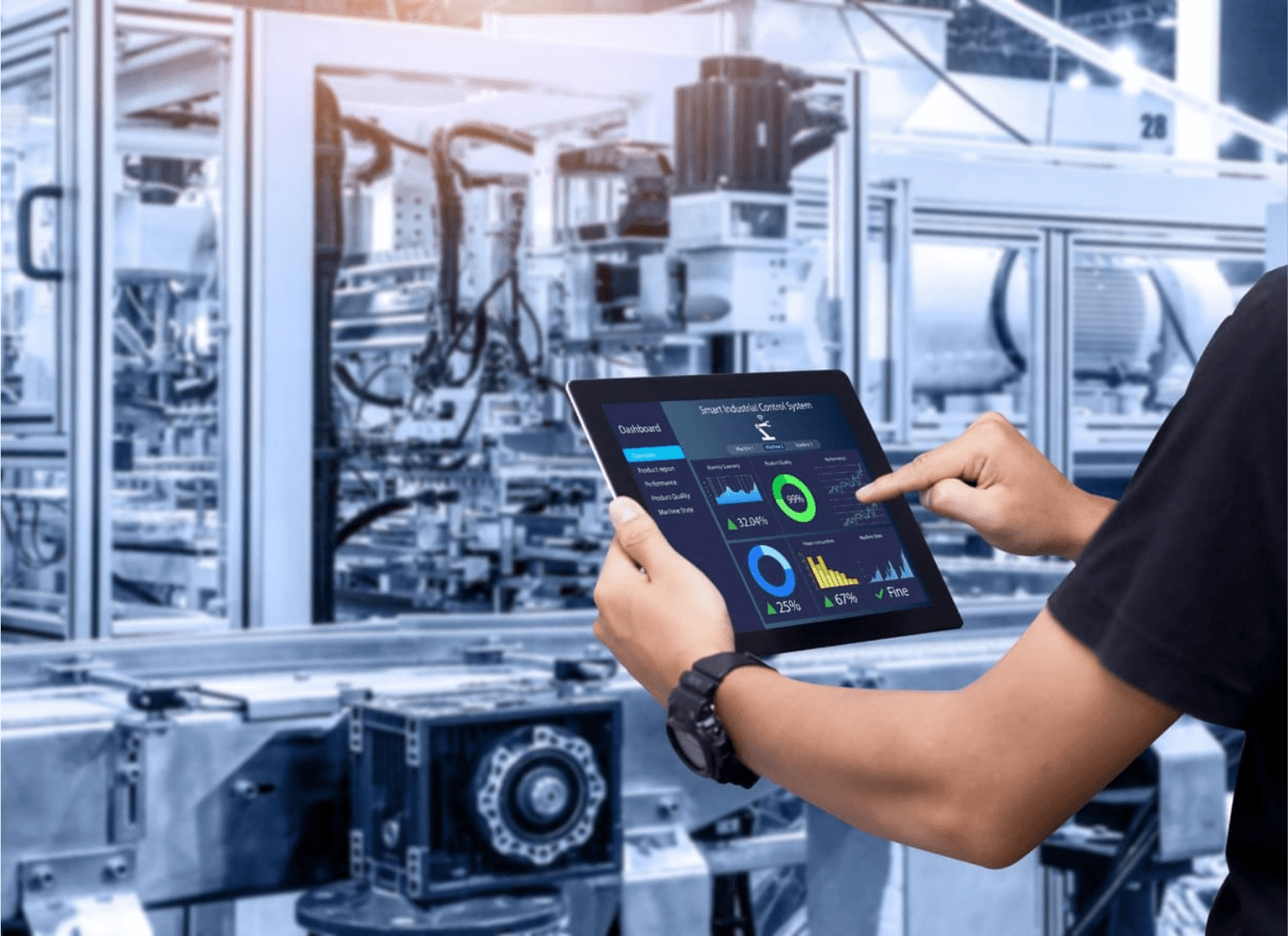 Operador acompanhando a produção em um dashboard no tablet, no chão de fábrica